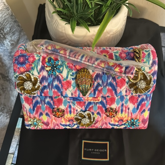 Kurt Geiger London Medium Kensington Shoulder Bag
Kurt Geiger London - Picture 16 of 17